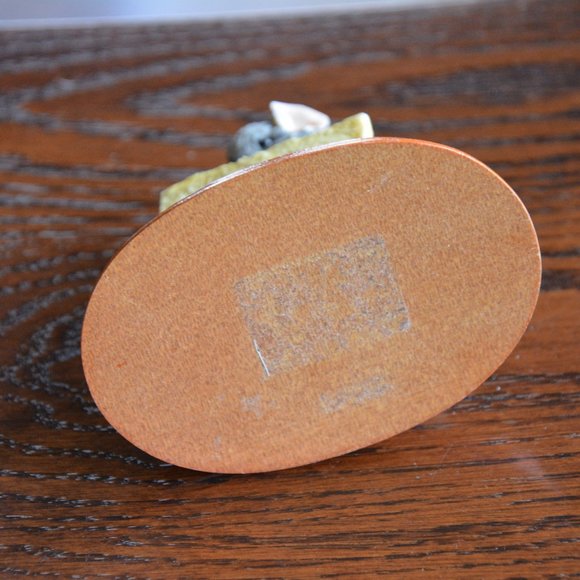 Adorable VINTAGE mouse with cheese statue mounted on wood base - Picture 6 of 6